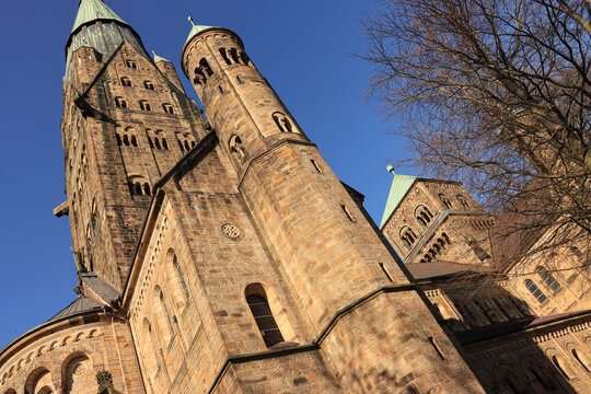 Imposante St.-Antonius-Basilika in Rheine; Blick von Südosten auf die Vierungstürme und das Westquerschiff mit Flankenturm