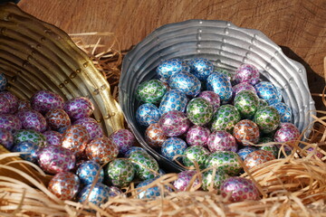 Zwei Schalen gefüllt mit Schokoladeneiern zu Ostern