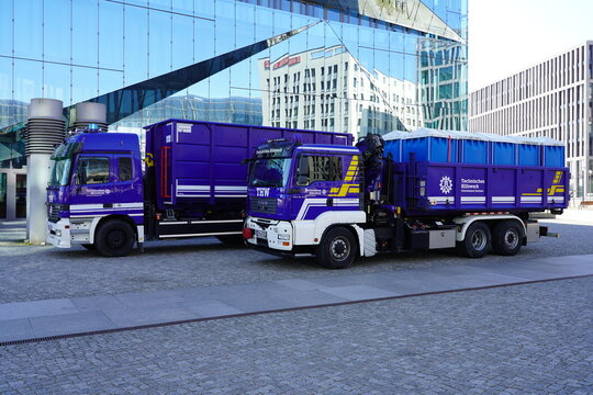 Technisches Hilfwerk, THW, 2 Trucks des THW Dachau zur Hilfe bei der Versorgung von Kriegsfl&uuml;chtlingen aus der Ukraine am Hauptbahnhof in Berlin am 11.03.2022

