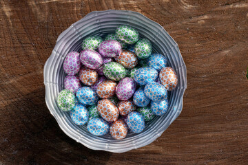 Glasschale mit Oster-Schokoladeneiern