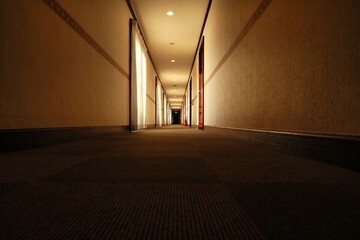 誰もいない薄暗く奥に向かうホテルの廊下