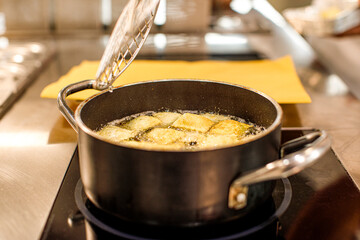 preparazione dei ravioli in un pentola piena d'acqua