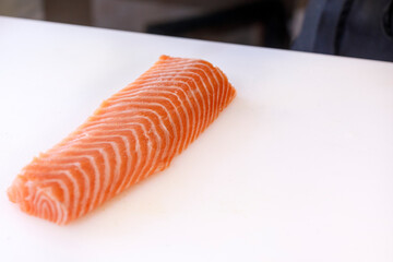 dettaglio di una fetta di salmone pronta per essere preparata da un cuoco 