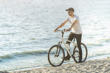 Obraz premium athletic man on a bike ride near the river .