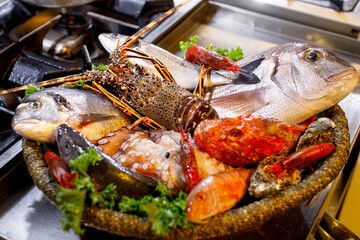 pescato del giorno in un ristorante pronto per essere cucinato 