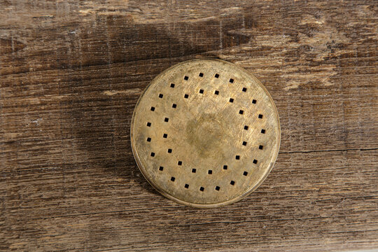 Trafila in ottone di pasta fresca, isolata su sfondo legno