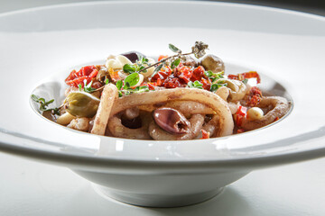 piatto di spaghetti condito sapientemente con ricetta tipica Italiana