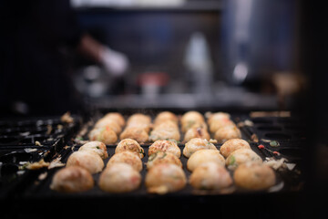 調理中の沢山のたこ焼き