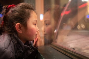 ショーウインドウを見る少女