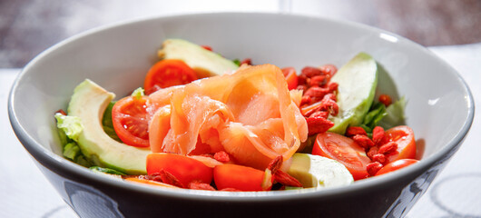 insalata ben condita e servita su un piatto bianco 
