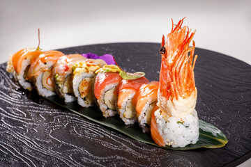 sushi servito su un piatto nero  