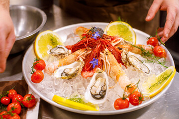 delizioso piatto di Pesce e frutti di mare crudi serviti su un piatto bianco
