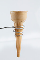 cono vuoto su porta coni in metallo isolato su sfondo bianco 