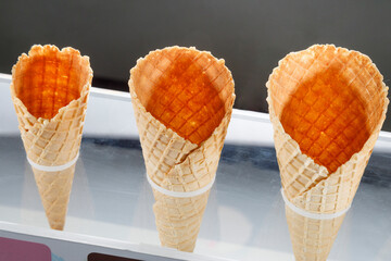 coni gelato vuoti poggiato su porta conio in plexiglass 