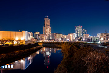 夜の静岡県浜松市中心部アクトタワーと馬込川に映る夜景
