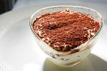 tiramisù su bicchiere di vetro isolato su sfondo bianco