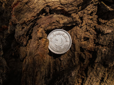 Pakistani Coin photo of two rupees. a coin with moon and star and written islami jamhooria pakistan.