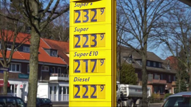 Benzinpreise steigen an der Tankstelle - Benzin wird teuer