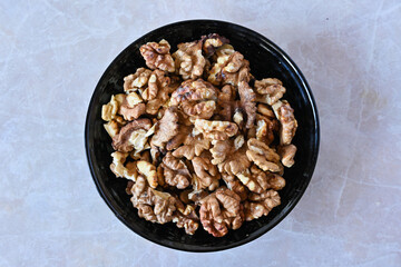 walnuts in a plate, walnut kernels, peeled walnuts.