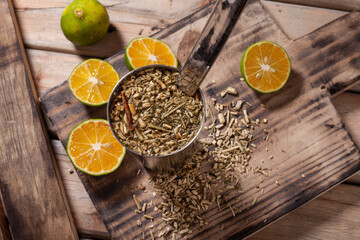 terere, tereré, bebida tradicional brasileira, argentina e do paraguay. Erva de tereré  com limão  e gelo em uma bomba de metal.