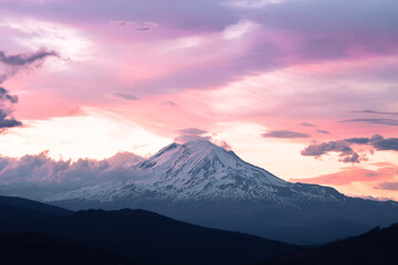 Fototapeta na wymiar sunset over Mount Adams