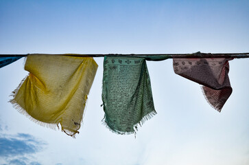 Banderas de oración tibetanas de colores sobre fondo  cielo azul
