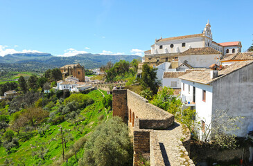 Fototapeta na wymiar Vista de las murallas de Ronda con la iglesia del Espiritu Santo al fondo, provincia de Málaga, Andalucía España. Ronda es una de las ciudades mas bellas de Andalucía