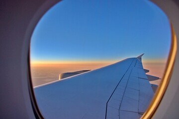 Blick aus dem Flugzeugfenster - obrazy, fototapety, plakaty