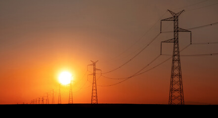 linia energetyczna na tle zachodzącego słońca