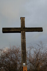 FU 2021-01-01 GlessHohe 41 Ein Holzkreuz ragt in den Himmel