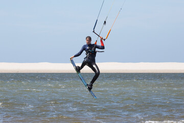 Attraktive, sportliche  Kite-Surferin in Action