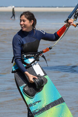 Attraktive, sportliche  Kite-Surferin in Action