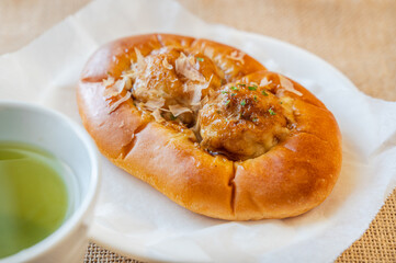 たこ焼きパンと緑茶