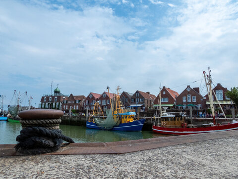 Fischkutter in Neuharlingersiel, Niedersachsen, Deutschland