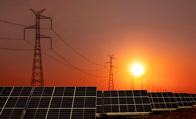 źródła energii, panele słonecze i linia wysokiego napięcia

