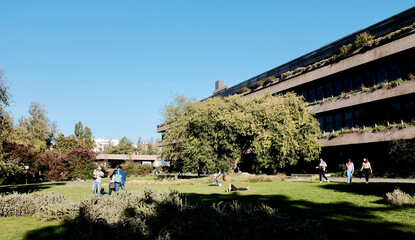 Family sunny day at Gulbenkian Museum, Lisboa