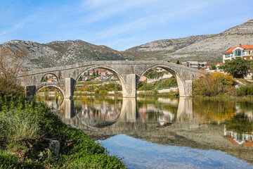 Die Arslanagić-Brücke, auch bekannt als Perović-Brücke, ist eine Brücke in der Gemeinde...