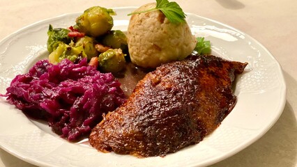 gänsebraten mit knödel, rotkohl, rosenkohl, lifestyle