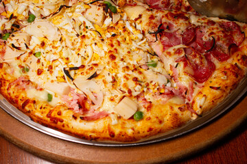 pizza on a plate calabresa