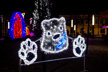 ozdoba panda na ławce w Suwałkach w zimę