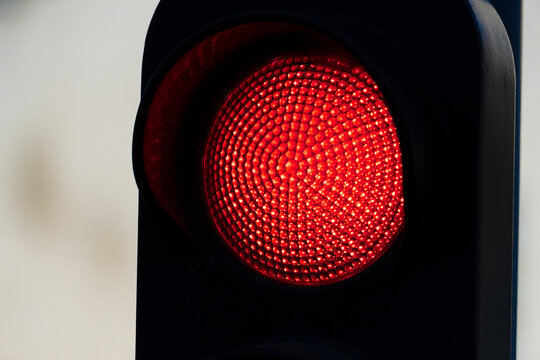 Feu de circulation rouge en gros-plan. Signalisation du trafic routier &agrave; une intersection. S&eacute;curit&eacute; routi&egrave;re : tous concern&eacute;s, tous responsables. Attention aux pi&eacute;tons.
