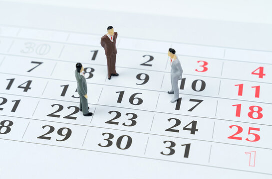 There are miniature figures of businessmen on the calendar - business planning