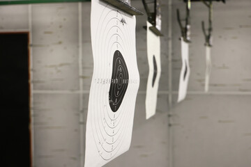 Strzelnica sportowa z tarczami przygotowana do strzelania z broni sportowej na zawodach z pistoletu.  - obrazy, fototapety, plakaty