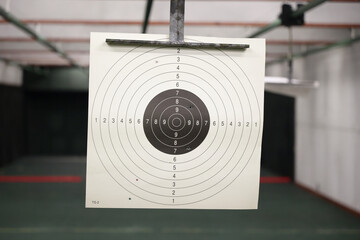 Strzelnica sportowa z tarczami przygotowana do strzelania z broni sportowej na zawodach z pistoletu. 