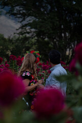 Pareja entre cultivos de flor de muerto.