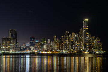 Fototapeta na wymiar Vista ciudad de Panamá, Panama city skyline, ciudad nocturna