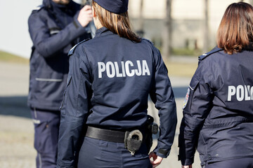 Kobiety policjantki w polskiej policji na zabezpieczeniu imprezy.
