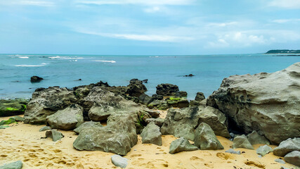 Fototapeta na wymiar Praia com grandes pedras cheias de musgo, localizada na Praia dos Espelhos na Bahia que é um apelido devido ao efeito causado pelo reflexo do sol nas piscinas naturais quando avistadas do mar.