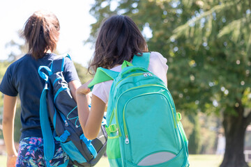 Alumnas en primer dia de clases con sus mochilas en la escuela, horizontal y vertical