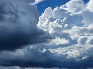 céu azul com nuvens pesadas